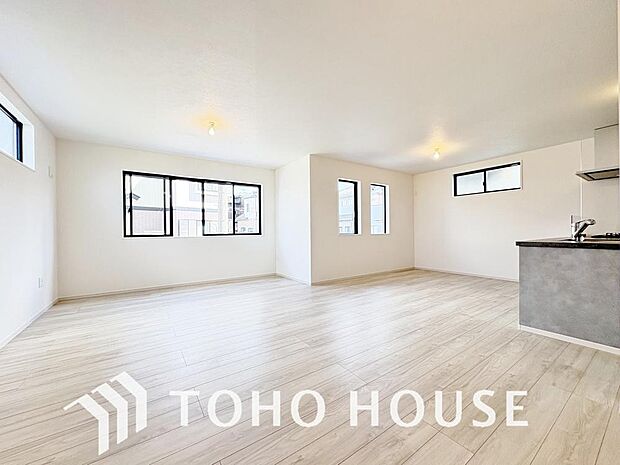 リビングも広く設け、訪れる人々を暖かく迎えてくれます。