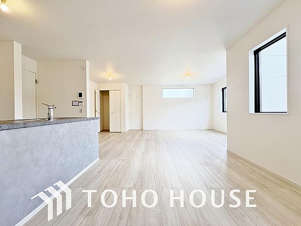 光が注がれる青い空から鮮やかに赤色にゆっくりと染まる。そんな優しい時間がここでは流れてゆく。