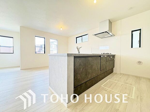 広々キッチンを採用。みんなで作った料理を召し上がりながらの会話は、どのような物になるのでしょうか。