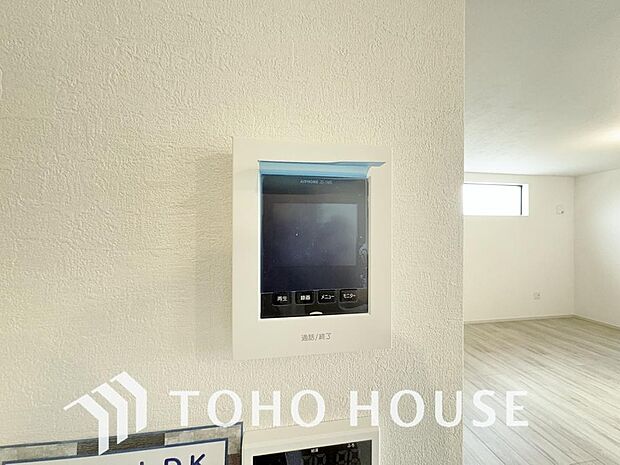 誰が来てもわかる様にモニター付きインターホンを設置。家事導線を考慮した個所に設置し、防犯性と利便性に優れ快適と安らぎを合わせた優しい設計。