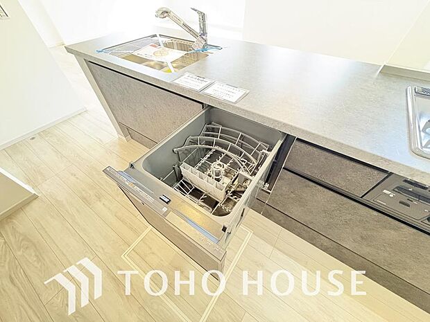 「ビルトインタイプ食器洗乾燥機」通常の手洗いでは使用出来ないほど高温のお湯や高圧水流を使うことにより汚れを効果的に落とすことができる。
