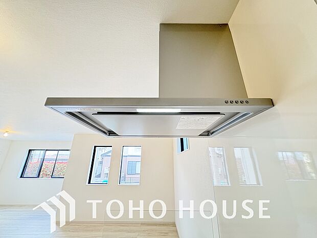 昨今主流のスリムタイプのレンジフード。スタイリッシュな見た目からインテリアとしても人気がある型です。