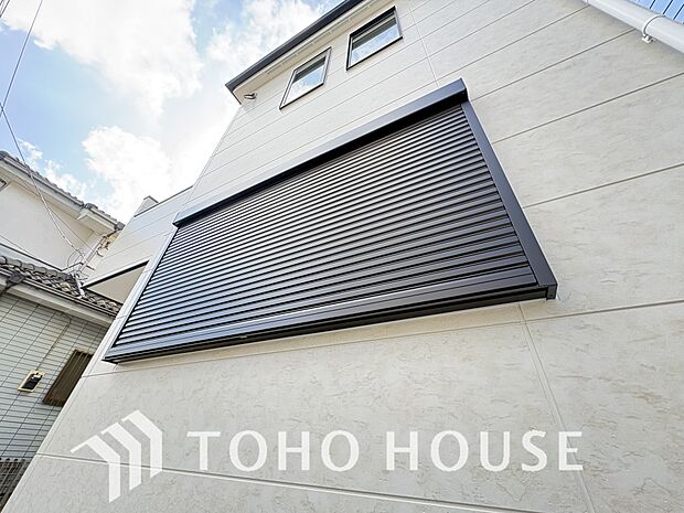 防犯機能のシャッターを完備しております。寒い冬でも中から開閉が可能ですのでラクラク便利。