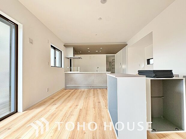 明るく穏やかな空気の中で飲んだり、食べたり、笑ったり。一日の中で多くの時間を過すことになるリビング。