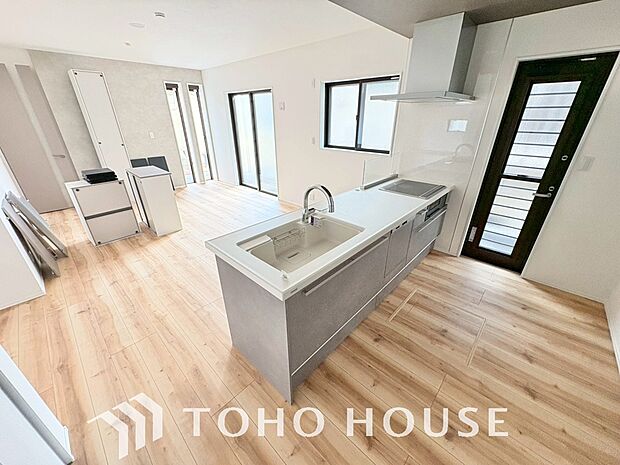 美しく使いやすいキッチン空間。優しい温もりを醸し出すキッチンは料理の為の配慮を随所に注ぎました。