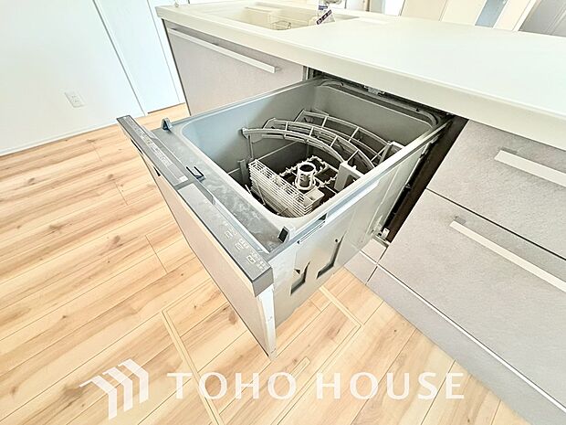 ビルトイン食洗機。高温のお湯や高圧水流を使うことにより汚れを効果的に落とすことができます。