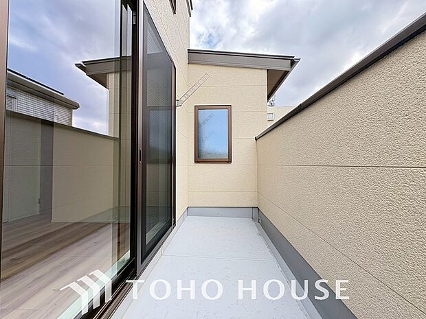 通風・採光に優れ、心地よい光と風があふれています。優しい陽射しが差し込むバルコニーとなっております。