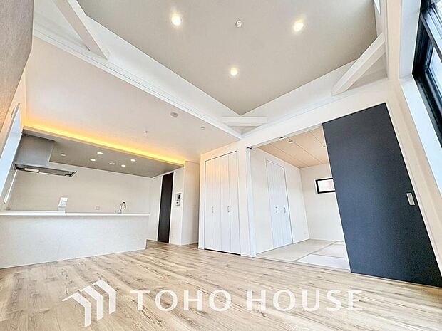 明るく穏やかな空気の中で飲んだり、食べたり、笑ったり。一日の中で多くの時間を過すことになるリビング。