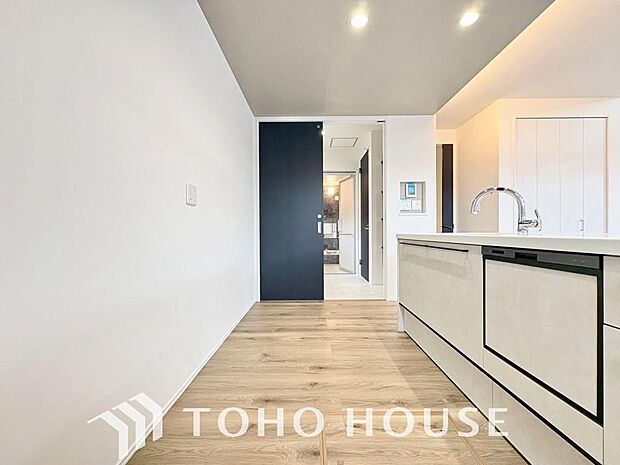 大型の冷蔵庫やレンジボードもしっかり置ける広々としたキッチンスペース。