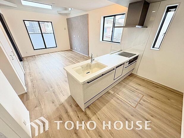 美しく使いやすいキッチン空間。優しい温もりを醸し出すキッチンは料理の為の配慮を随所に注ぎました。