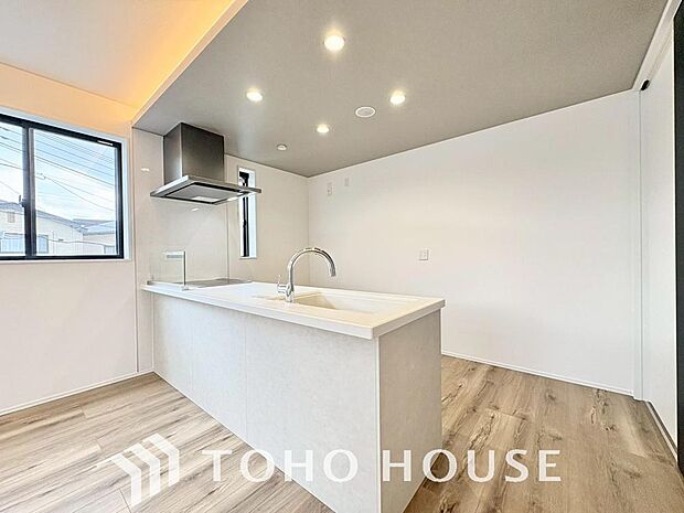 充実した収納スペースを搭載したシステムキッチンは、日々の家事がはかどります。