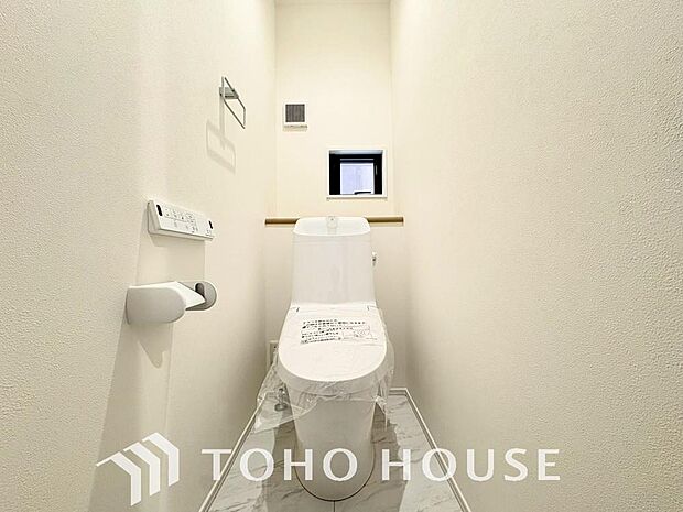 清潔な空間を保てるよう、お手入れのしやすさにもこだわり、汚れをサッと拭き取れる床材と壁紙を採用。快適な温水洗浄便座に加え、手洗い一体型のトイレはスペースの節約ができ、ゆったりとした空間が確保できます。