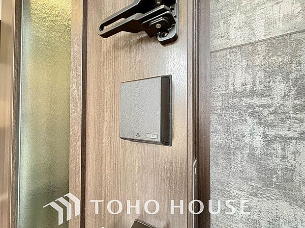 合鍵防止・オートロック設定など防犯性も高く、手がふさがっていても開錠できるスマートキー。