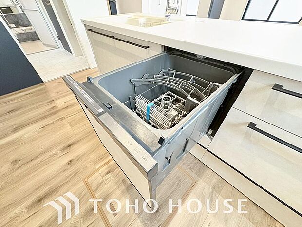 すっきり収まるビルトイン食洗機。手洗いでは難しい高温のお湯や、高圧水流を使うことにより、頑固な油汚れも、効果的に落とすことができます。家事の時間を大幅に短縮し、毎日の暮らしにゆとりをもたらす設備です。