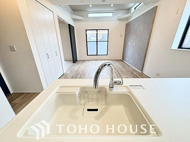 浄水器ボタンひとつで浄水と原水に切り替えられる浄水器一体型水栓を使用。