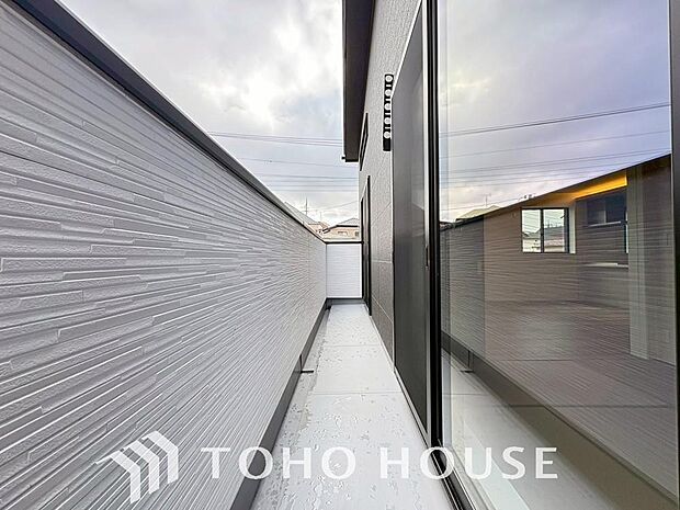 通風・採光に優れ、心地よい光と風があふれています。優しい陽射しが差し込むバルコニーとなっております。