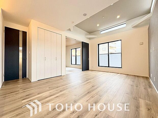 光と風があふれる開放的なリビングダイニングには自然と家族みんなが集まってきます。