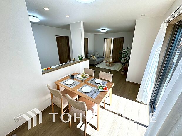 木の柔らかな色合いとシックなデザインの照明が造りだす、おしゃれで上品なカフェスタイルリビング。