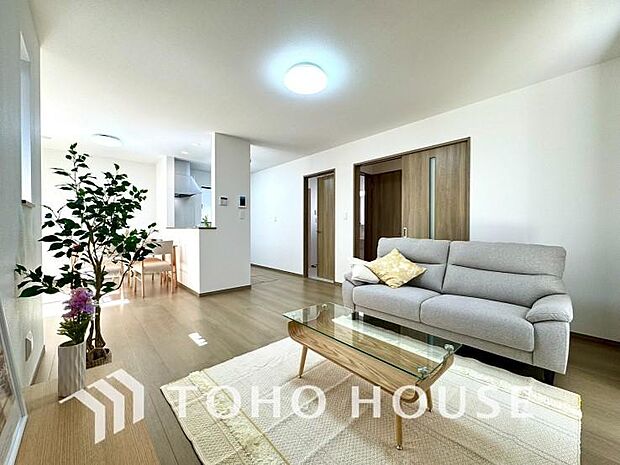 光が注がれる青い空から鮮やかに赤色にゆっくりと染まる。そんな優しい時間がここでは流れてゆく。