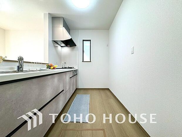 キッチンの収納は、デッドスペースになりやすい箇所を有効活用できる、スライド式収納を採用しました。