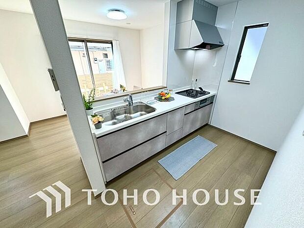 ご家族みんなで調理ができる位のスペースを実現したキッチン空間となっております。