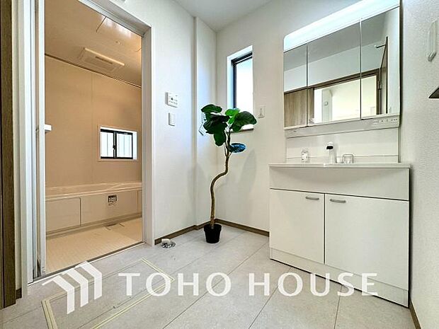 お家の中でも特にプライベートスペースとなる洗面所は、洗濯場所と浴室を同じ空間でまとめております。