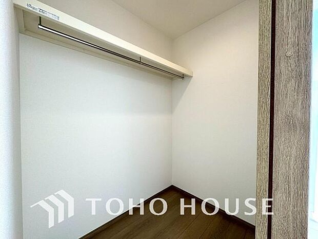 クローゼットを完備。家具の配置にも困らない設計がされており、採光と室内のバランスが絶妙です。