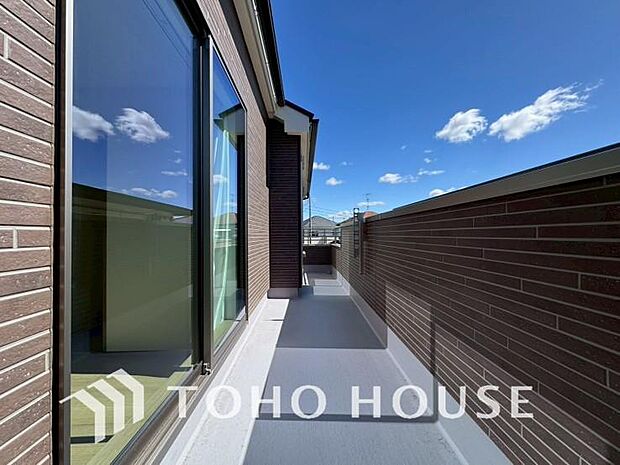 陽光に愛され、環境に恵まれ、家族に包まれた邸宅は、どんなに月日が経っても色褪せる事なく輝き続けます。