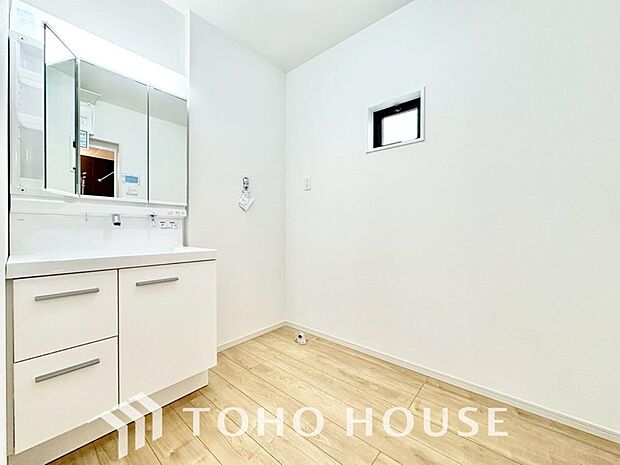 身だしなみのチェックがしやすい大きな鏡、下には収納がたっぷり。スッキリとした空間を演出いたします。