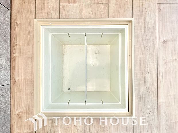 キッチン下部に設けた床下収納。缶詰のストックや非常食、梅酒や味噌などの保存食入れとして利用可です。