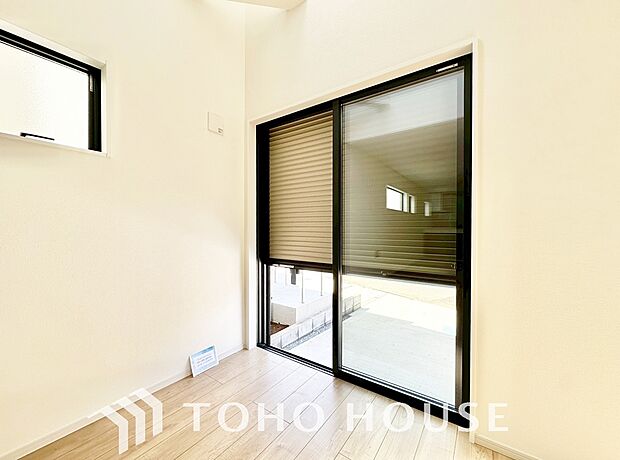 戸建にも防犯機能のシャッターを完備しております。寒い冬でも中から開閉がラクラクな所も便利です。