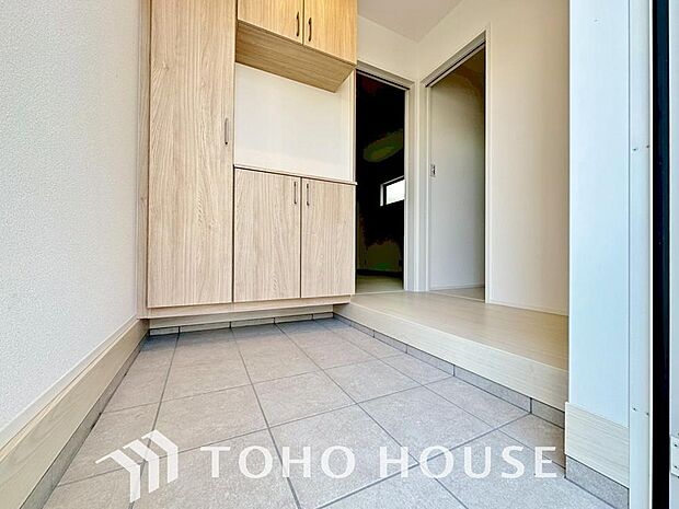 ゲストを招き、家族を迎える玄関は、ディスプレイや照明にこだわってみてはいかがでしょうか。