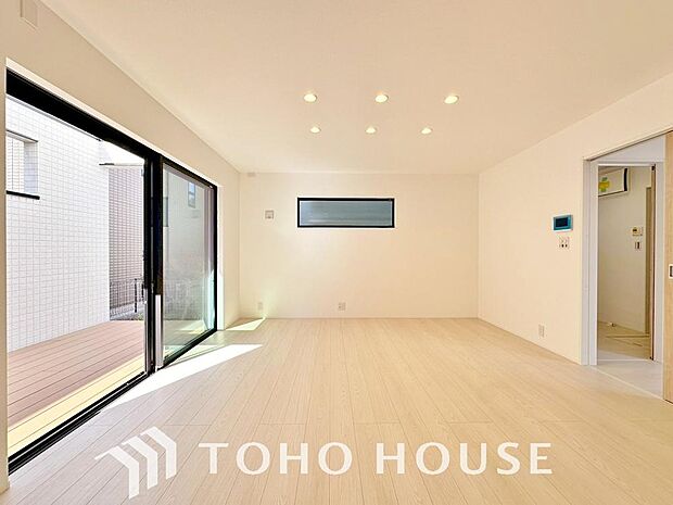 光が注がれる青い空から鮮やかに赤色にゆっくりと染まる。そんな優しい時間がここでは流れてゆく。