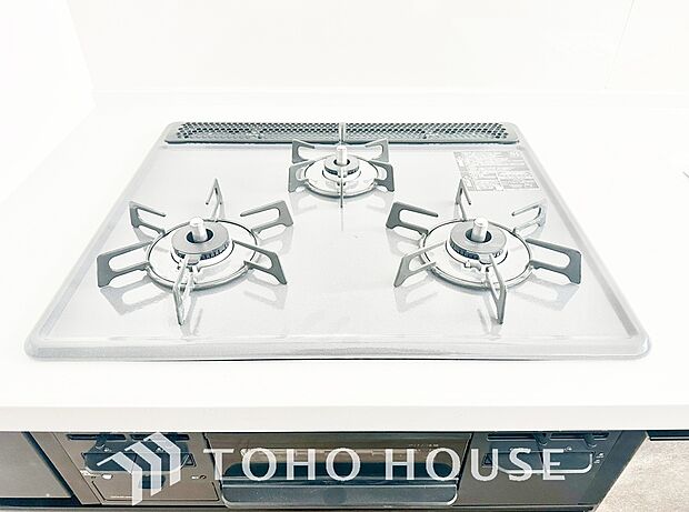 3口コンロは一度に複数のお料理を作ることができるメリットがあります。毎日のキッチンタイムを効率よく。