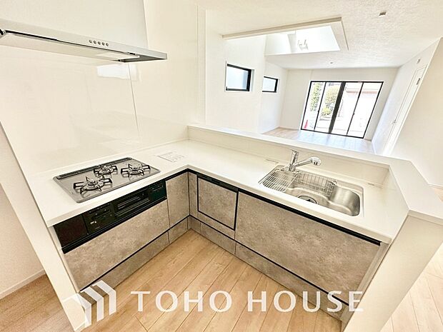 キッチンの収納は、デッドスペースになりやすい箇所を有効活用できる、スライド式収納を採用しました。