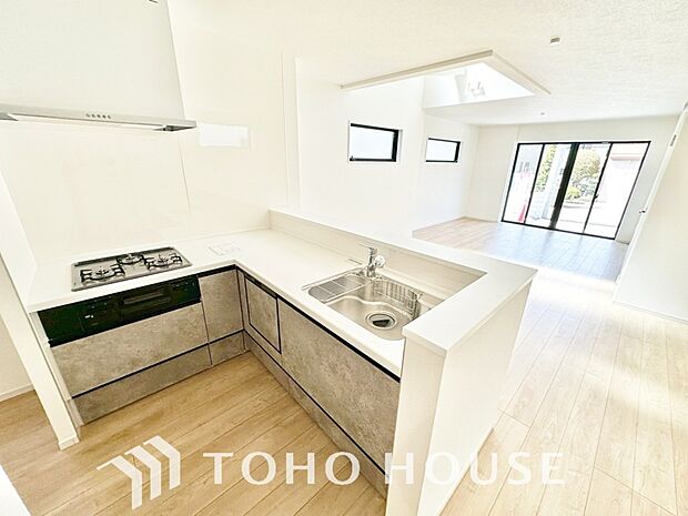 ご家族みんなで調理ができる位のスペースを実現したキッチン空間となっております。