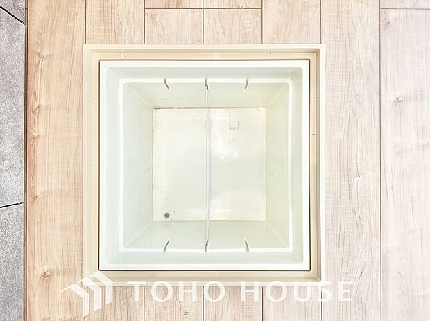 キッチン下部に設けた床下収納。缶詰のストックや非常食、梅酒や味噌などの保存食入れとして利用可です。