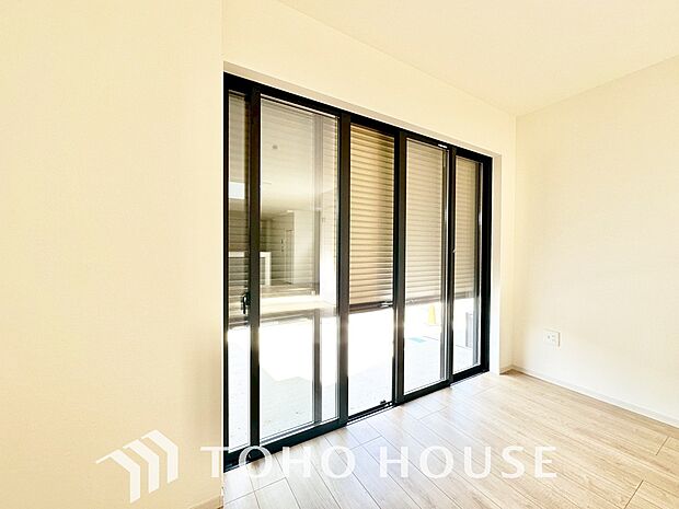 戸建にも防犯機能のシャッターを完備しております。寒い冬でも中から開閉がラクラクな所も便利です。