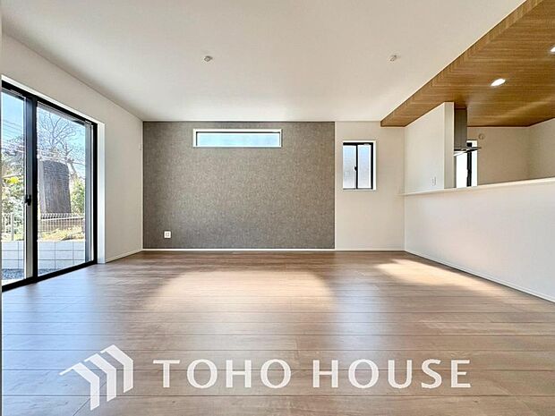 光が注がれる青い空から鮮やかに赤色にゆっくりと染まる。そんな優しい時間がここでは流れてゆく。