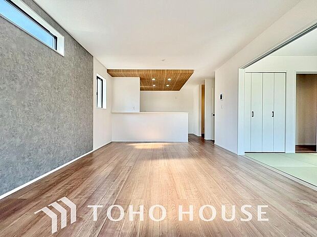 リビングも広く設け、訪れる人々を暖かく迎えてくれます。