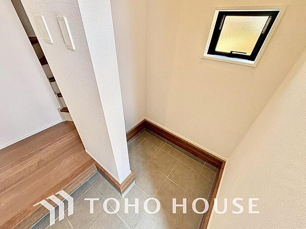 土足のまま入れるの玄関収納。ゴルフバックや部活＆スポーツ用品、日常使いの傘なども収納できて便利です。