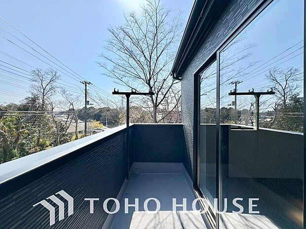 暖かい陽ざしが差込むバルコニーは、晴れた日には、洗濯物が良く乾きます。また、風通しも良好です。