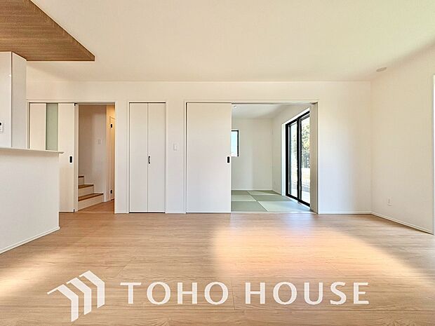 光が注がれる青い空から鮮やかに赤色にゆっくりと染まる。そんな優しい時間がここでは流れてゆく。