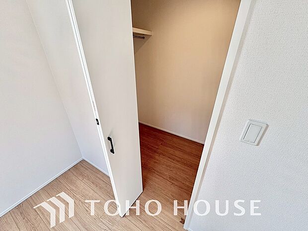 奥行きあるクローゼットを採用。衣装ケースや、掃除機といった物を収納できるような造りになっております。