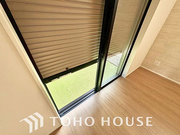 台風などの激しい雨風からお家を守るのはもちろん、空き巣対策などの防犯抑止や防音にも効果を発揮します。