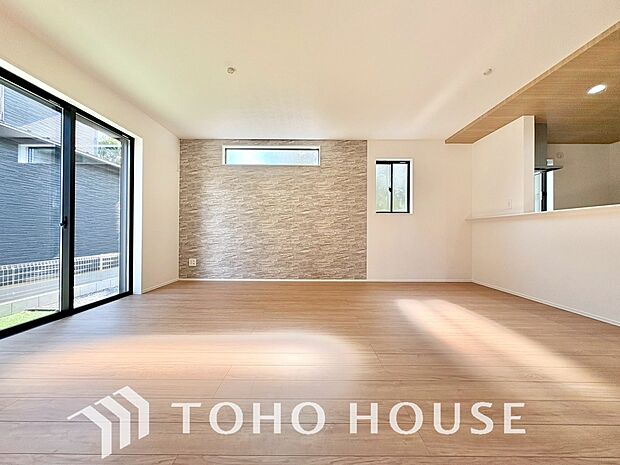 光が注がれる青い空から鮮やかに赤色にゆっくりと染まる。そんな優しい時間がここでは流れてゆく。