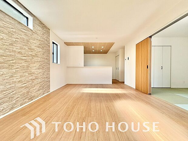 リビングも広く設け、訪れる人々を暖かく迎えてくれます。