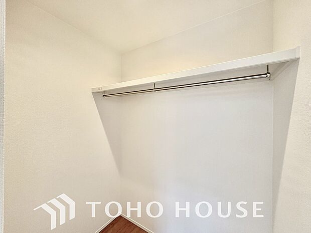 奥行きあるクローゼットを採用。衣装ケースや、掃除機といった物を収納できるような造りになっております。