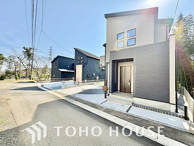 周辺環境とのコラボレーションにより明るく開放的な空間を演出しております。