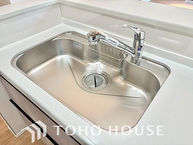 ワンタッチで浄水と原水を切り替えできる浄水器一体型水栓は水道水に含まれる有害物質を除去してくれます。